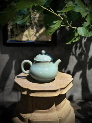 Ấm phan hồ nhữ diêu toàn thủ công